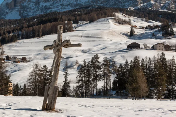 Croce Cristiana in legno sulla neve nelle Dolomiti in inverno — Foto Stock