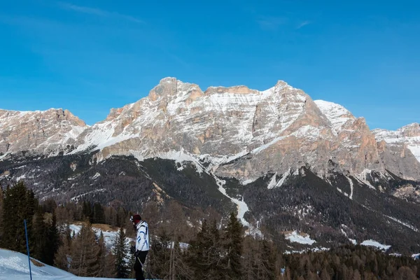 Avrupa'da kar dağlar ile: Dolomites Alp Dağları doruklarına kış sporları için — Stok fotoğraf
