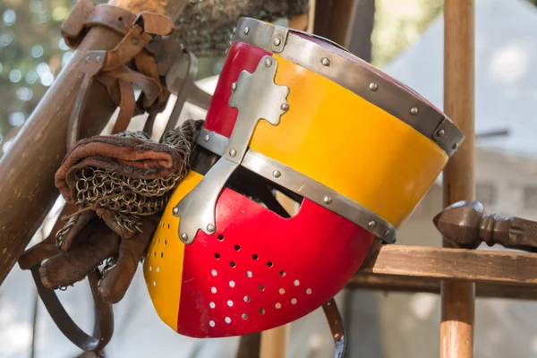 Primer plano del Casco de Plata de Caballero Medieval en Rojo y Amarillo —  Fotos de Stock