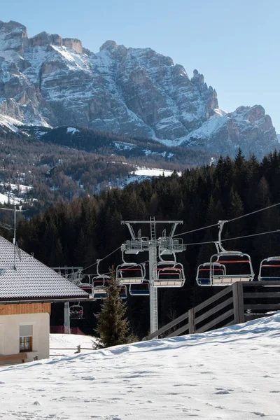 Empty Steel Chairlift in a Sunny Day, Snow on the Track and Mountains in background — Stock Photo, Image