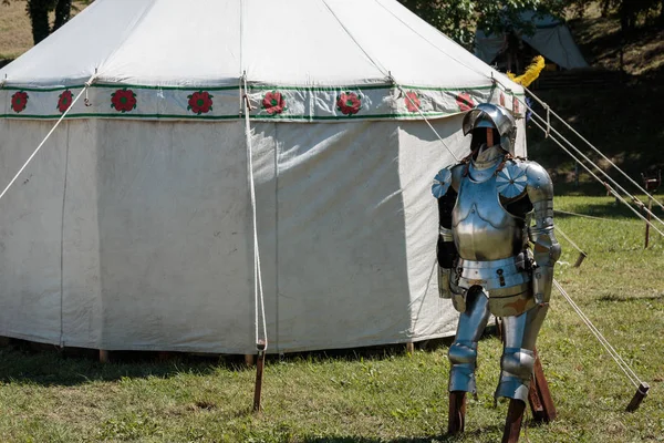 Middeleeuwse Metallic Armor met helm in de buurt van witte Tent — Stockfoto