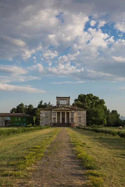 Régi olasz klasszicista ház belső Park és a kék ég, a felhők — Stock Fotó