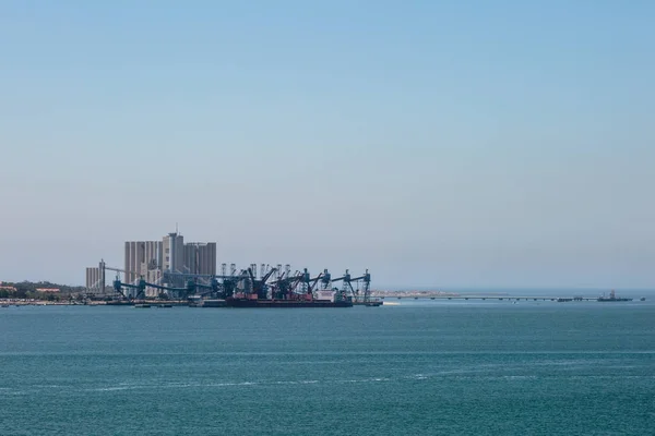 Werft, Meer und industrielle Ausrüstung in Lissabon — Stockfoto