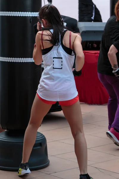 Mladá dívka s kraťasy a bílé tílko: Fitness trénink boxu s boxovací pytel — Stock fotografie