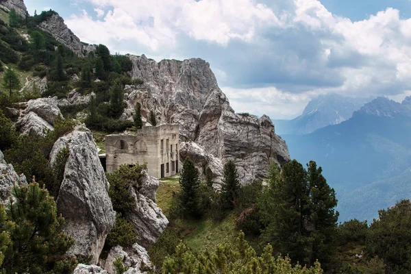 Verlaten gebouw ruïnes in de Italiaanse Dolomieten Alpen landschap — Gratis stockfoto