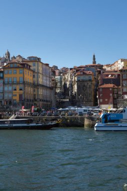 Douro nehrin karşısındaki tarihi kent manzarası: tipik renkli cephe - Porto, Portekiz
