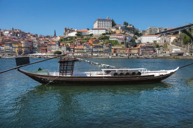Geleneksel Rabelo teknede nehir Douro banka ve renkli cephe tipik evleri-Porto, Portekiz