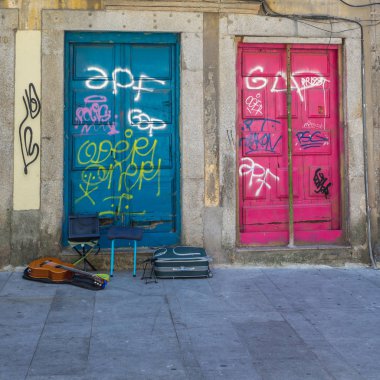Antika Portekizce Mimarlık: Eski renkli kapı, yazıları ve gitar sokakta - Portekiz