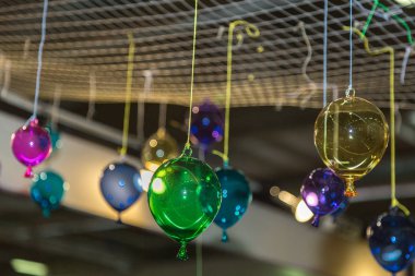 Çok renkli cam tavandan asılı balonlar