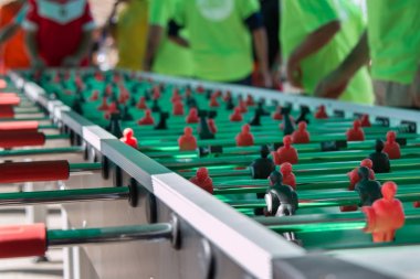 Çok uzun bir masa futbol oyunu elli oyuncular için aynı anda