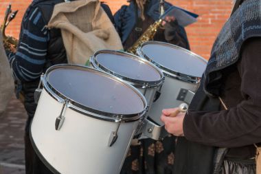 Açık olay grupta Snare davul çalmaya davulcu