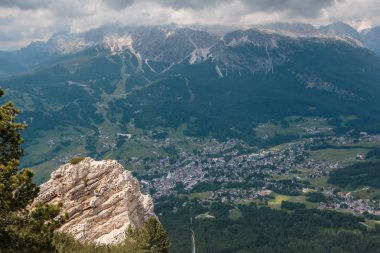 İtalyan Dolomites Alpleri'nde tipik köy dağ görünümünden: evleri ve yeşil çayırlar