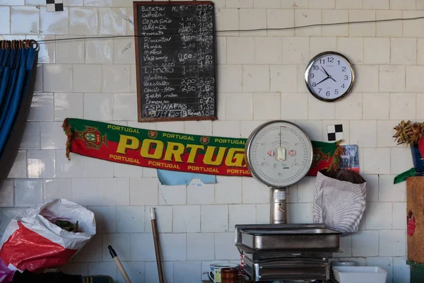Portugalsko šátek, potravin měřítku, hodinky a cena seznam na zdi bílé dlaždice uvnitř starožitný trh Bolhao: Porto, Portugalsko — Stock fotografie