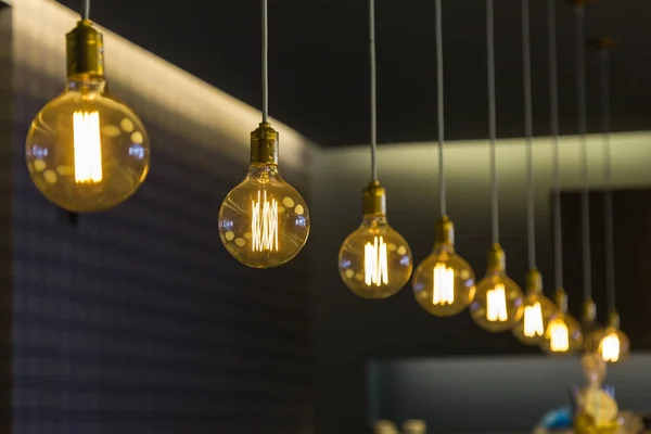 Bombillas de luz de diseño moderno en fila — Foto de Stock