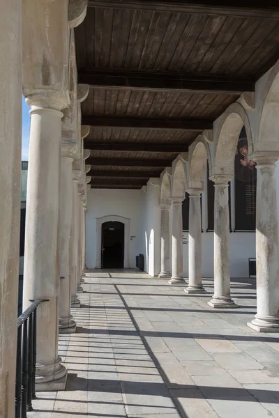 Arcada, Corredor e Colunas no Palácio de Coimbra: Arquitetura em Portugal — Fotografia de Stock