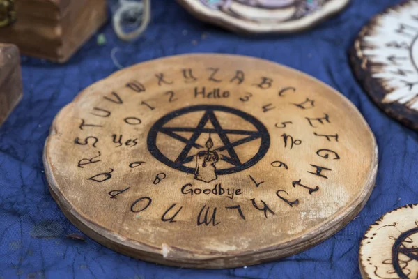 Hölzerne Rundtafel ouija: Kommunikation mit Geistern — Stockfoto