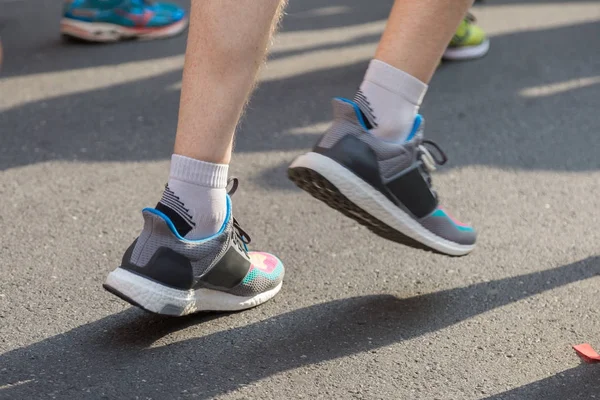 Piedi da uomo su City Road per Marathon Running Race — Foto Stock