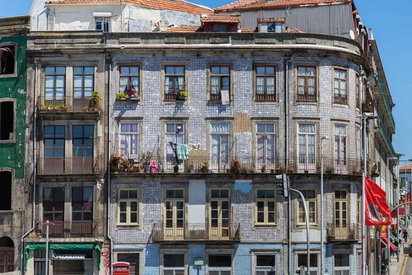 Typowo portugalską zabudową kolorowe: Płytki Azulejos fasada z zabytkowymi oknami i balkonem - Portugalia — Zdjęcie stockowe