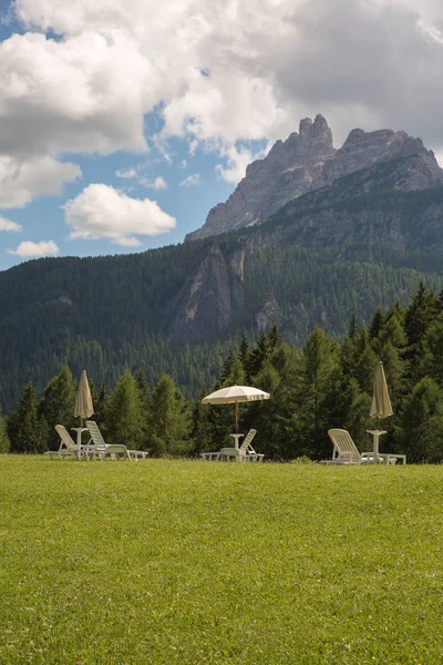 Șezlonguri albe și umbrele de soare pe pajiște verde în Dolomiții italieni Alpi Peisaj — Fotografie, imagine de stoc