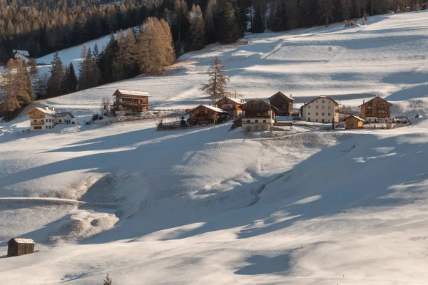 Montagnes avec neige en Europe : Dolomites Alpes sommets pour les sports d'hiver — Photo