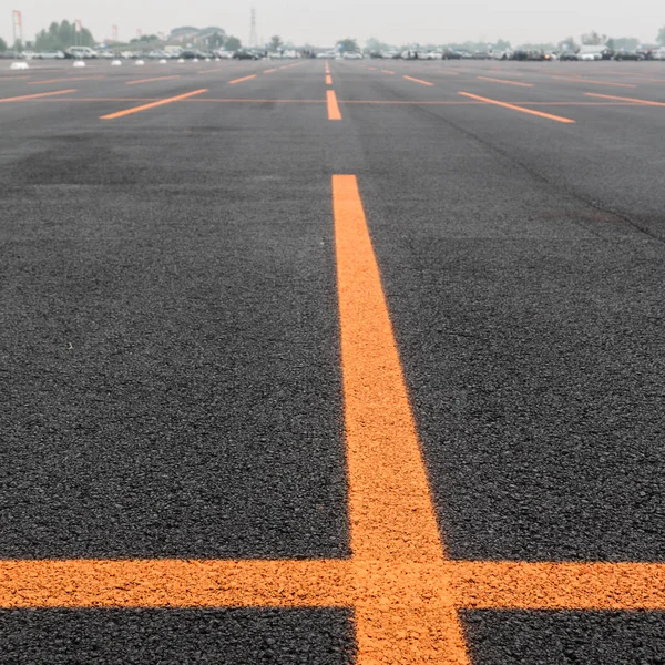 Estacionamiento vacío con líneas naranjas —  Fotos de Stock