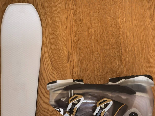 Biały czarny butów narciarskich na rustykalne drewniane tła z lato oraz — Zdjęcie stockowe