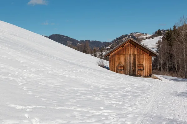 Küçük ahşap kulübe arasında ağaçlarda kış günü ile dağlarda, taze kar kış manzara — Stok fotoğraf