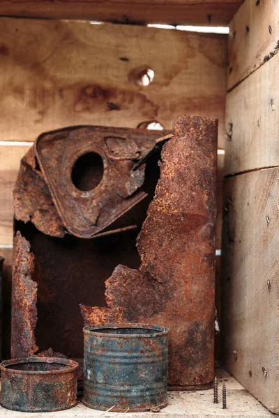 木制容器内的三个锈迹斑斑的铝罐 — 图库照片