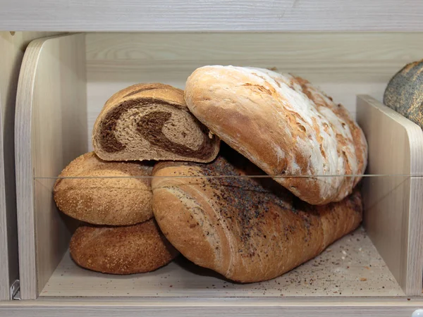 パン屋さんのホワイト コンパートメント内に示されてパンの品揃え — ストック写真