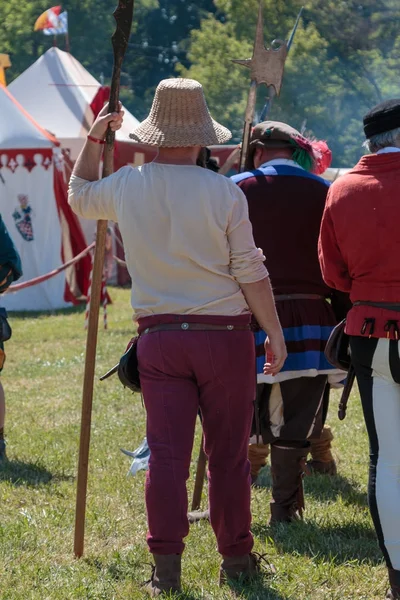 Garde avec arme Polonais et chapeau de paille pendant la foire médiévale — Photo