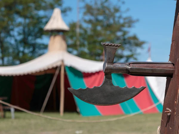 Close-up van hellebaard, middeleeuwse Pole wapen en Tent op achtergrond — Stockfoto