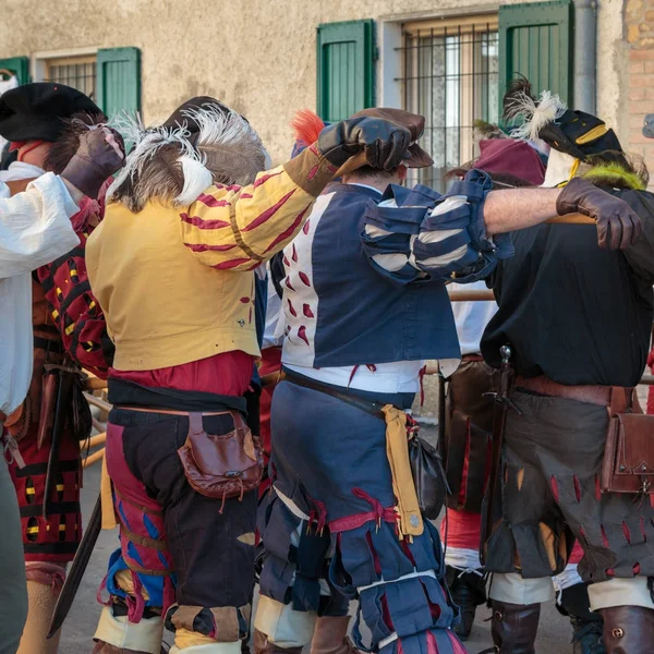 Mensen met middeleeuwse kleding tijdens middeleeuwse evenement beurs — Stockfoto