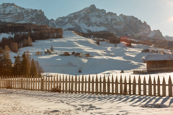 Wooden Fence, Houses and Mountains with Snow in Europe: Dolomites Alps Peaks for Winter Sports — Stock Photo, Image