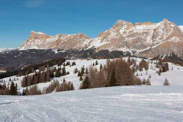 Mountains with Snow in Europe: Dolomites Alps Peaks for Winter Sports — Stock Image Mountains with Snow in Europe: Dolomites Alps Peaks for Winter Sports — Stock Photo, Image