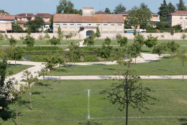 Ağaçlar ve küçük dairesel göl güzel Park