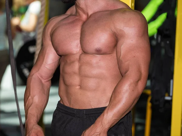Bodybuilding-Konzept: starker Bodybuilder mit perfektem Bauch, Schultern, Bizeps, Trizeps und Brust — Stockfoto