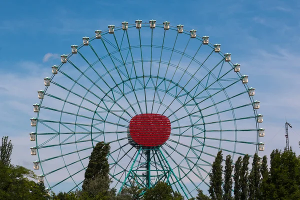 Riesenrad mit weißen Kabinen vor blauem Himmel — Stockfoto