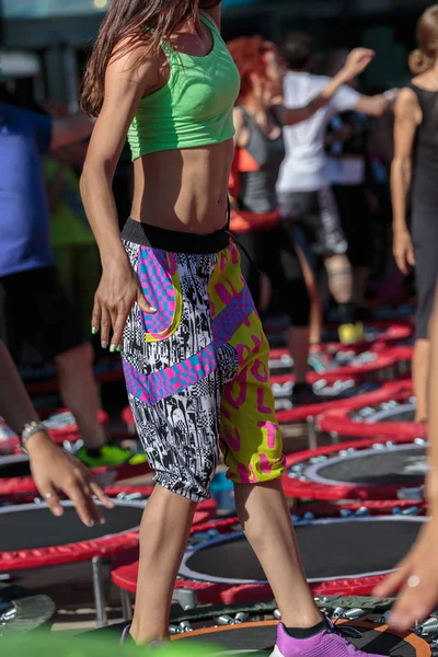 Mini Rebounder Workout: Meninas fazendo Fitness Exercício na aula ao ar livre no ginásio — Fotografia de Stock