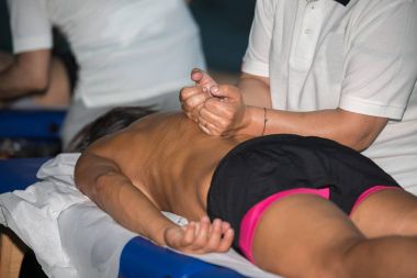 Fitness etkinlik sonra atletin sırt masajı: sağlıklı yaşam ve spor