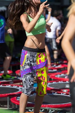 Rimini, İtalya - Haziran 2017: Mini ribauntçu egzersiz: Açık sınıf spor salonunda Fitness egzersiz yaparak kızlar