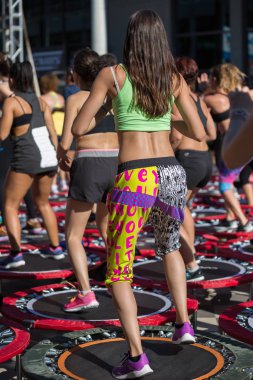 Mini ribauntçu egzersiz: Açık sınıf spor salonunda Fitness egzersiz yaparak kızlar