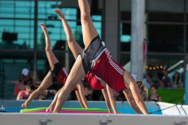 Rimini, İtalya - Haziran 2017: kızlar yapmak egzersizleri yüzen Fitness mat içinde Açık Yüzme Havuzu