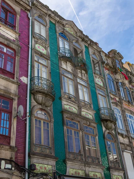 Arquitetura Portuguesa Colorida Típica: Telha Azulejos Fachada com Janelas Antigas e Varanda - Portugal — Fotografia de Stock