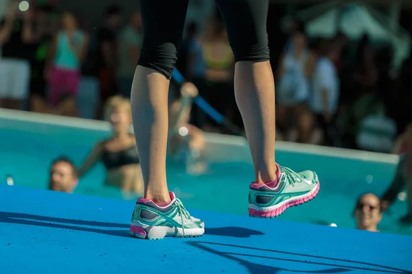 Rimini, Italia - giugno 2017: Primo piano delle gambe dell'istruttore a bordo piscina: Allenamento di acquagym — Foto Stock