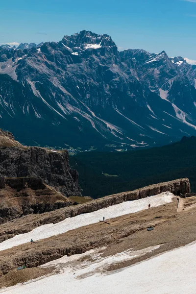Bergrug onder Barren bergen in de Alpen van de Italiaanse Dolomieten — Stockfoto