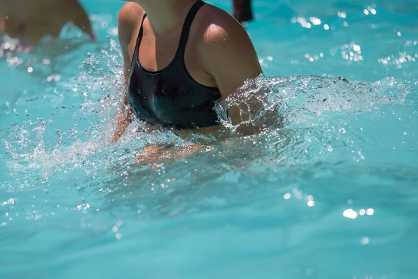 Mulher fazendo aeróbica de água em uma piscina ao ar livre — Fotografia de Stock