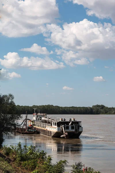 Terk edilmiş teknede bulutlar nehir İtalya ve gökyüzü