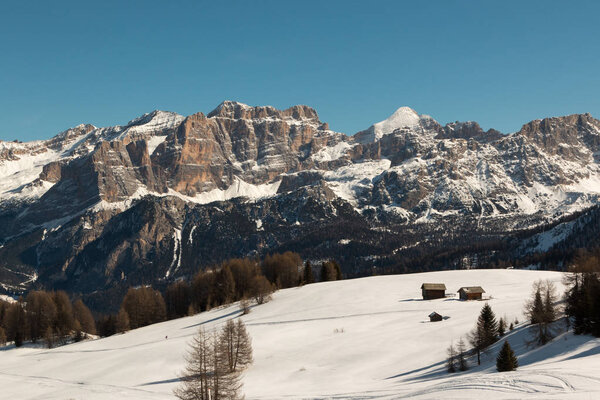 Mountains with Snow in Europe: Dolomites Alps Peaks for Winter Sports — Stock Image Mountains with Snow in Europe: Dolomites Alps Peaks for Winter Sports — Stock Photo, Image