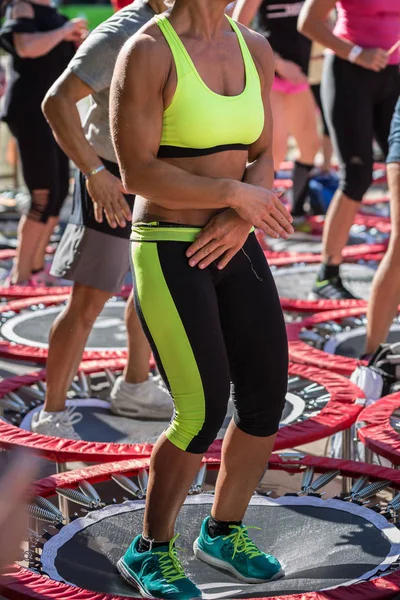 Mini Rebounder Workout: Chicas haciendo ejercicio de fitness en clases al aire libre en el gimnasio —  Fotos de Stock