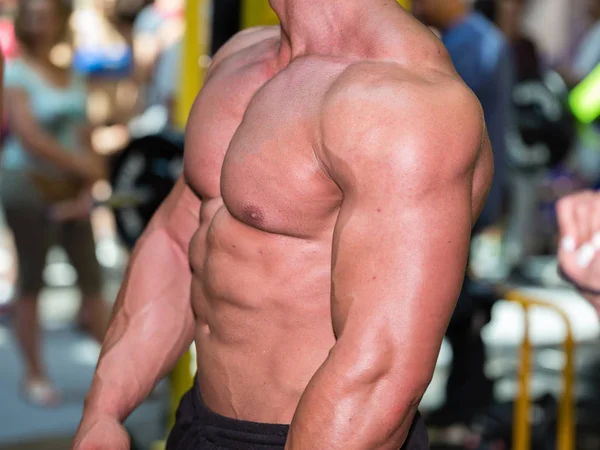 Conceito do halterofilismo: halterofilista forte com Abs perfeitos, ombros, bíceps, tríceps e peito — Fotografia de Stock
